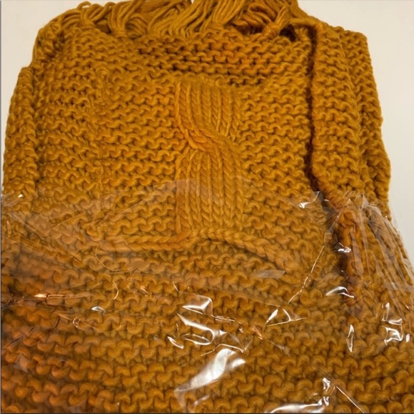 Chunky Oversized Two Pocket Tassel Scarf (Mustard Color) - Picture 4 of 4